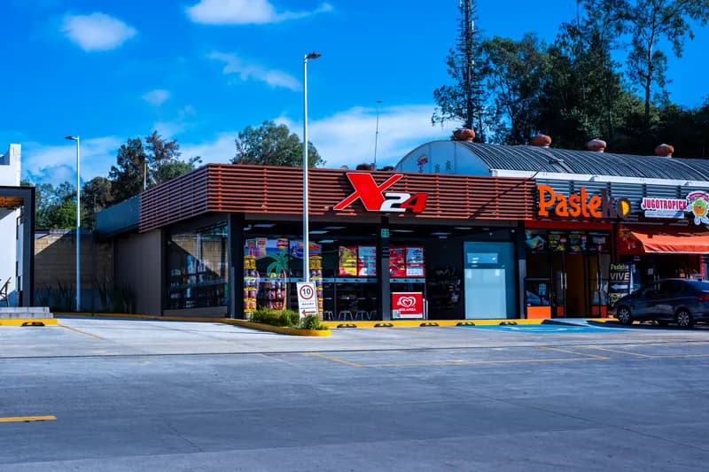 Fachada X24 con cielo azul