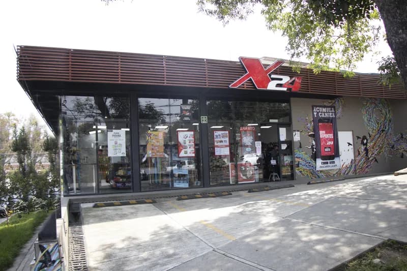 Fachada X24 con mural